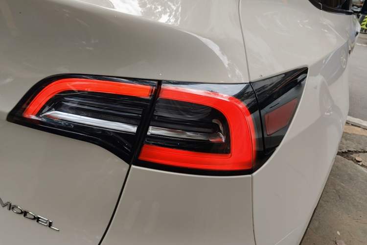 Used Tesla Model Y 2021 Long-Range All-Wheel-Drive Version Right Rear Taillight