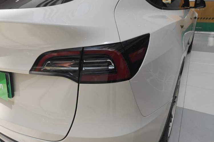 Used Tesla Model Y 2021 Standard Range Rear-Wheel Drive Version Right Rear Taillight