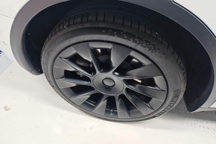 Used Tesla Model Y 2021 Long-Range All-Wheel-Drive Version 3D7 Right Rear Wheel Hub