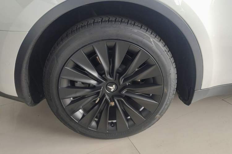 Used Tesla Model Y 2021 Standard Range Rear-Wheel Drive Version Right Rear Wheel Hub