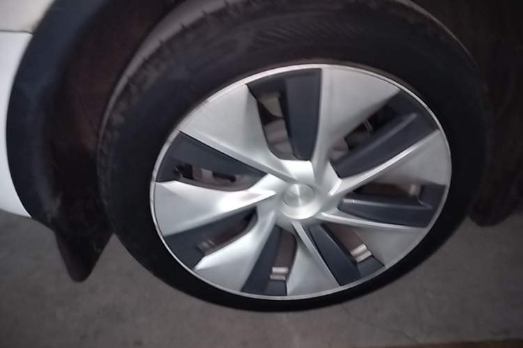 Used Tesla Model Y 2021 Standard Range Rear-Wheel Drive Version Right Rear Wheel Hub
