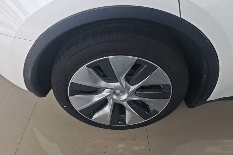 Used Tesla Model Y 2021 Standard Range Rear-Wheel Drive Version Right Rear Wheel Hub