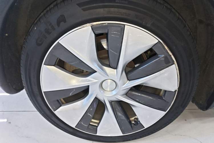 Used Tesla Model Y 2021 Long-Range All-Wheel-Drive Version Right Rear Wheel Hub