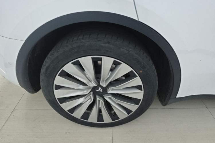 Used Tesla Model Y 2021 Long-Range All-Wheel-Drive Version Right Rear Wheel Hub