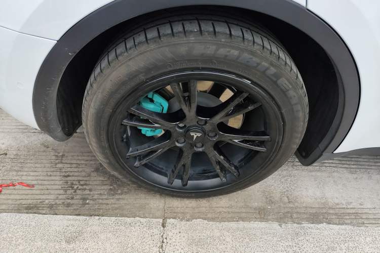 Used Tesla Model Y 2021 Standard Range Rear-Wheel Drive Version Right Rear Wheel Hub