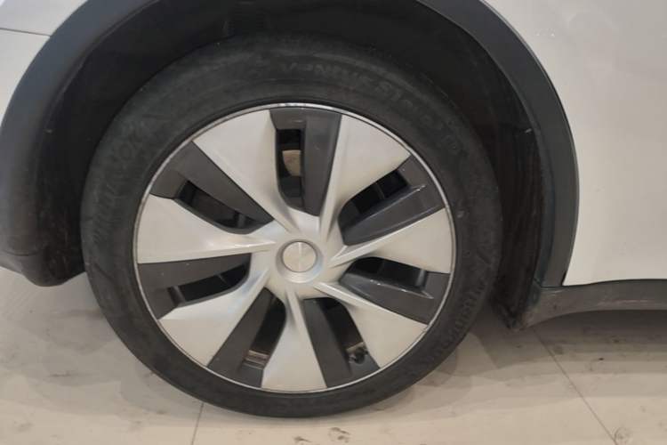 Used Tesla Model Y 2021 Standard Range Rear-Wheel Drive Version Right Rear Wheel Hub