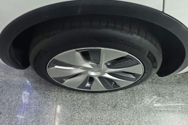 Used Tesla Model Y 2021 Long-Range All-Wheel-Drive Version Right Rear Wheel Hub