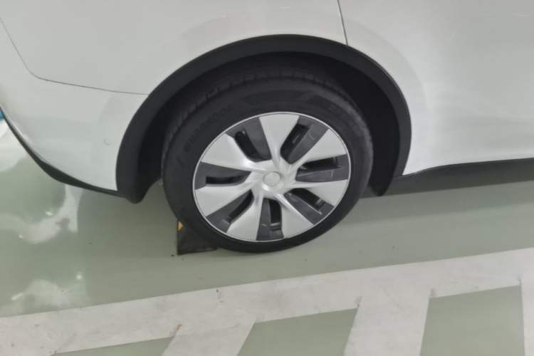 Used Tesla Model Y 2021 Standard Range Rear-Wheel Drive Version Right Rear Wheel Hub