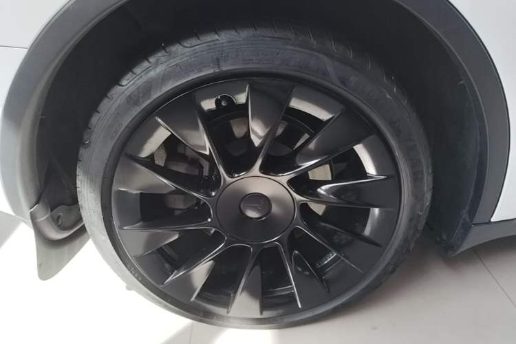 Used Tesla Model Y 2021 Standard Range Rear-Wheel Drive Version Right Rear Wheel Hub