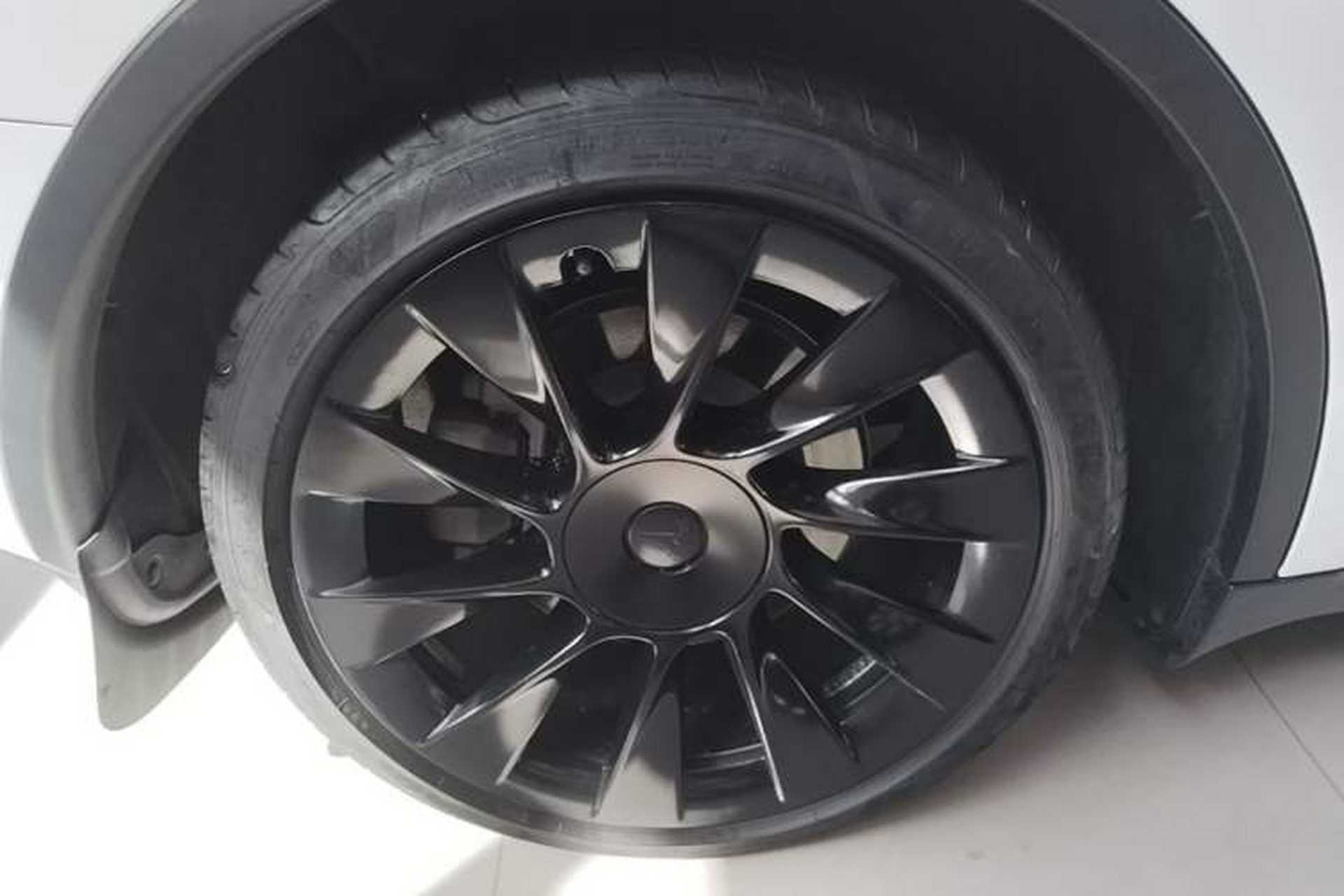 Used Tesla Model Y 2021 Standard Range Rear-Wheel Drive Version Right Rear Wheel Hub