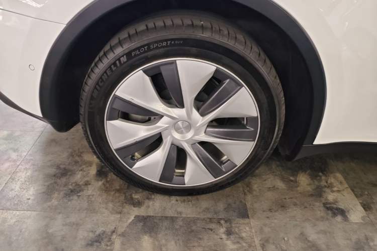 Used Tesla Model Y 2021 Standard Range Rear-Wheel Drive Version Right Rear Wheel Hub