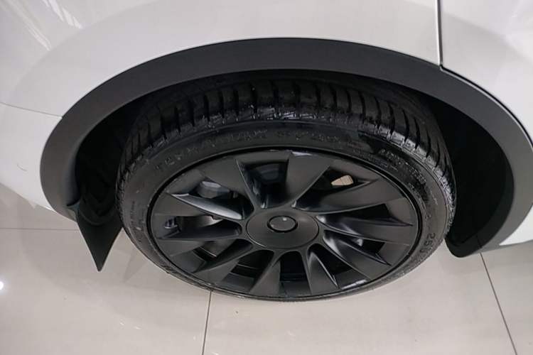 Used Tesla Model Y 2021 Long-Range All-Wheel-Drive Version 3D7 Right Rear Wheel Hub