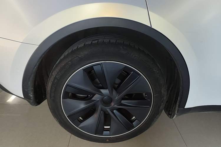Used Tesla Model Y 2021 Standard Range Rear-Wheel Drive Version Right Rear Wheel Hub