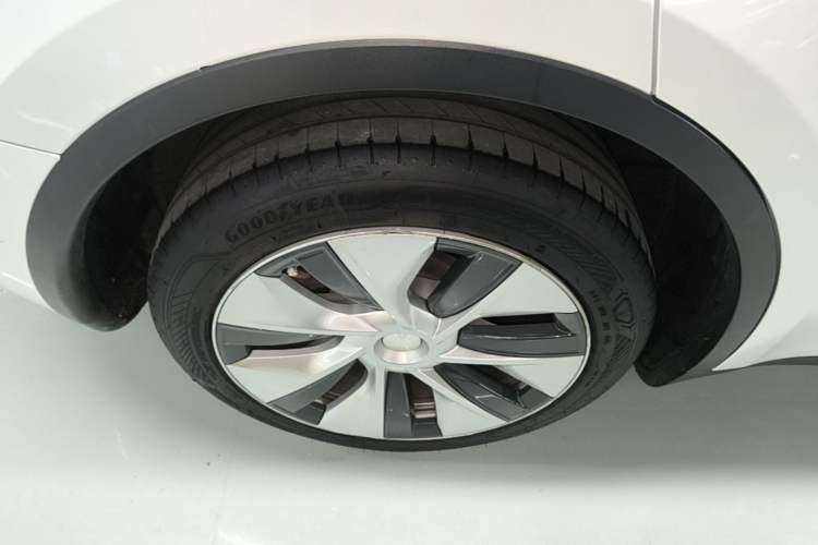 Used Tesla Model Y 2021 Long-Range All-Wheel-Drive Version Right Rear Wheel Hub