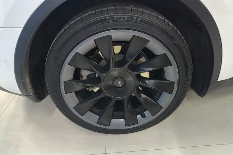 Used Tesla Model Y 2021 Long-Range All-Wheel-Drive Version 3D7 Right Rear Wheel Hub