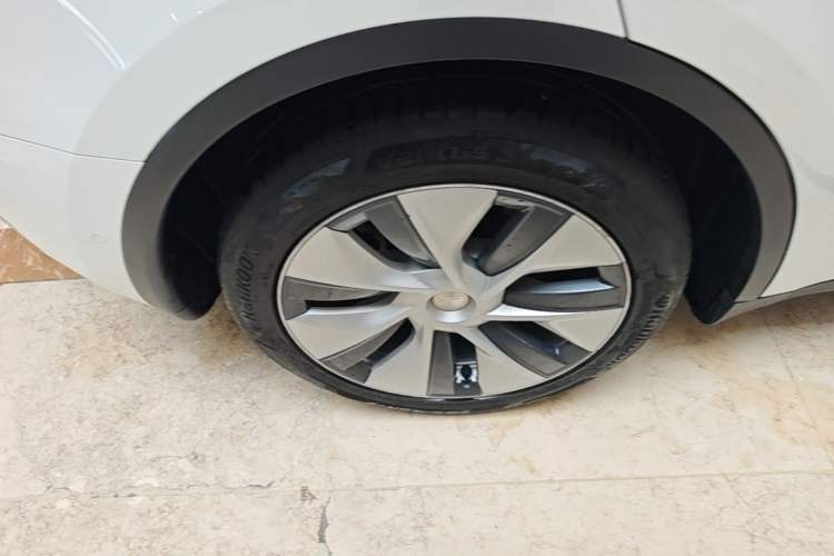 Used Tesla Model Y 2021 Standard Range Rear-Wheel Drive Version Right Rear Wheel Hub