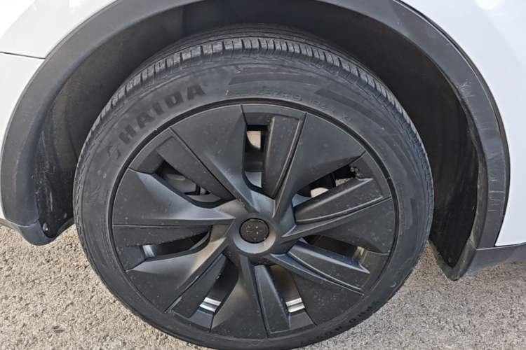 Used Tesla Model Y 2021 Long-Range All-Wheel-Drive Version 3D7 Right Rear Wheel Hub