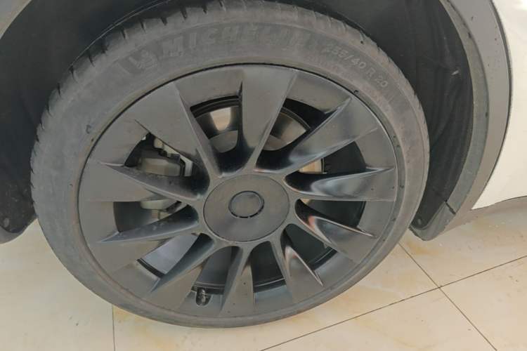 Used Tesla Model Y 2021 Long-Range All-Wheel-Drive Version Right Rear Wheel Hub