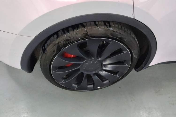 Used Tesla Model Y 2021 Performance High-Performance All-Wheel-Drive Version Right Rear Wheel Hub