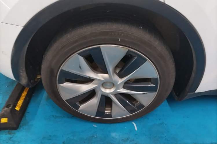 Used Tesla Model Y 2021 Standard Range Rear-Wheel Drive Version Right Rear Wheel Hub