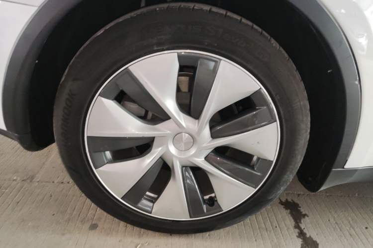Used Tesla Model Y 2021 Standard Range Rear-Wheel Drive Version Right Rear Wheel Hub