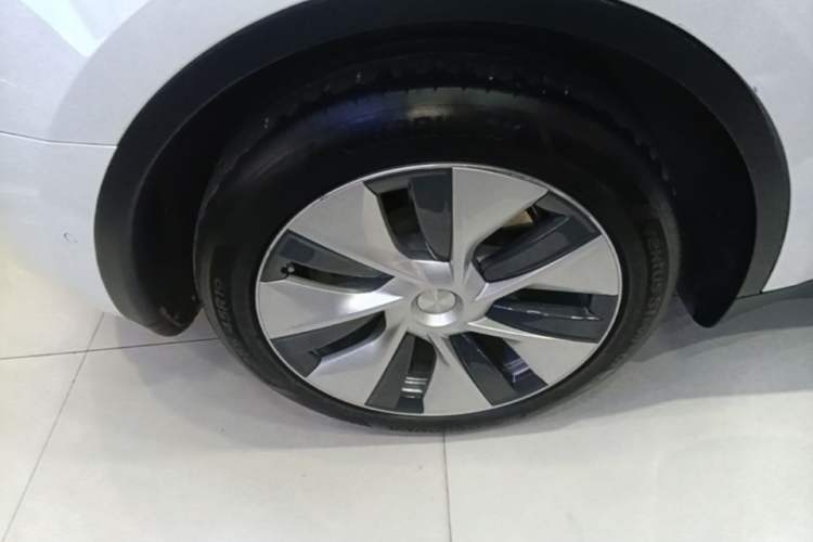 Used Tesla Model Y 2021 Standard Range Rear-Wheel Drive Version Right Rear Wheel Hub