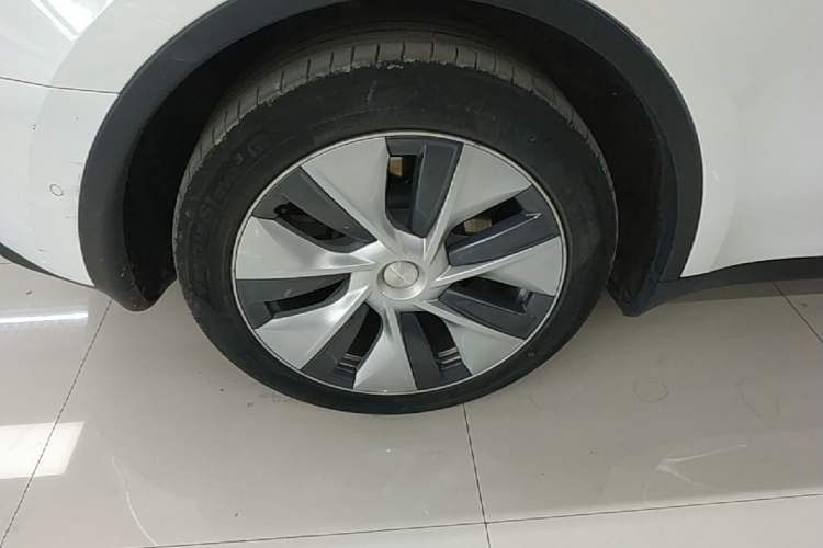 Used Tesla Model Y 2021 Standard Range Rear-Wheel Drive Version Right Rear Wheel Hub