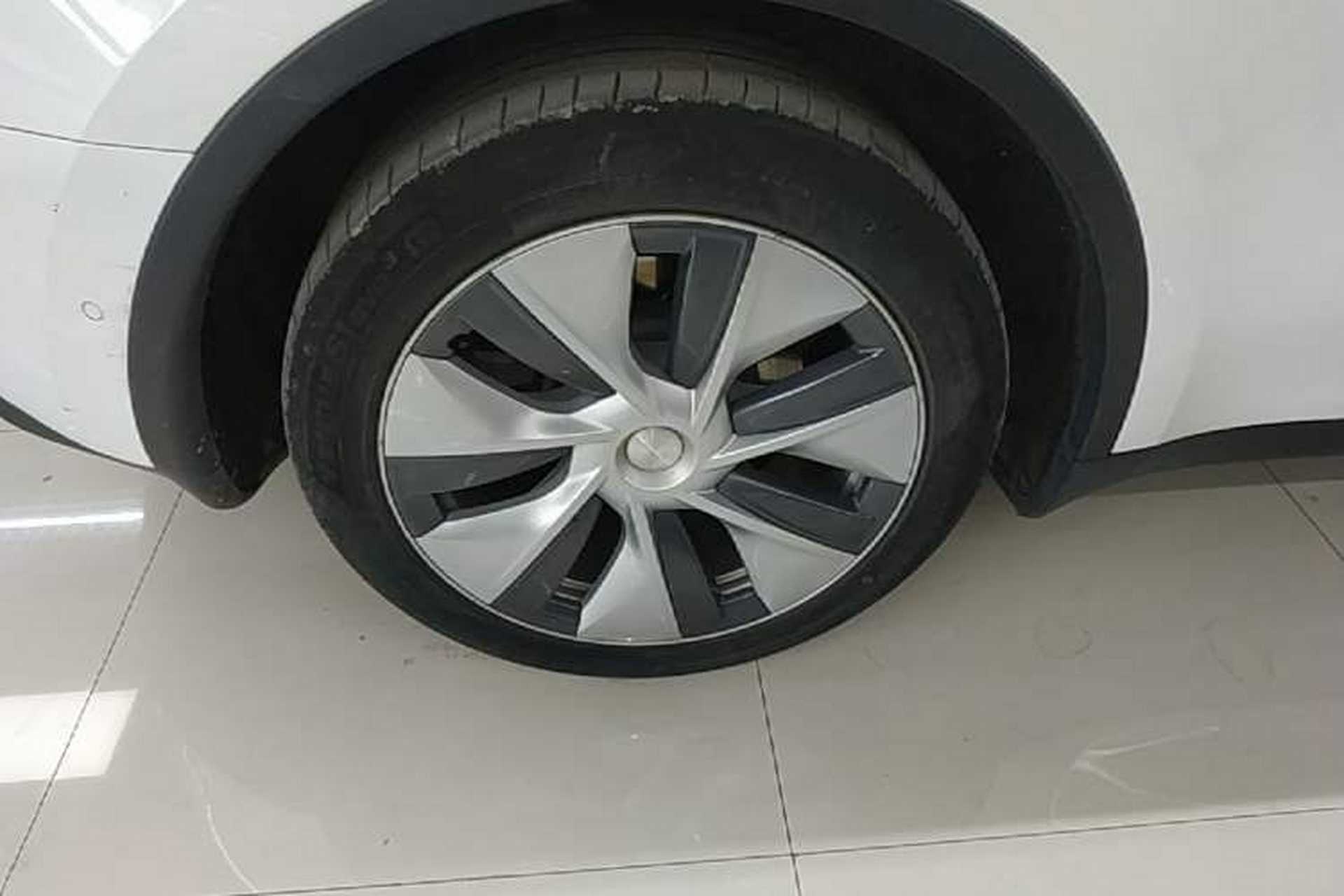 Used Tesla Model Y 2021 Standard Range Rear-Wheel Drive Version Right Rear Wheel Hub