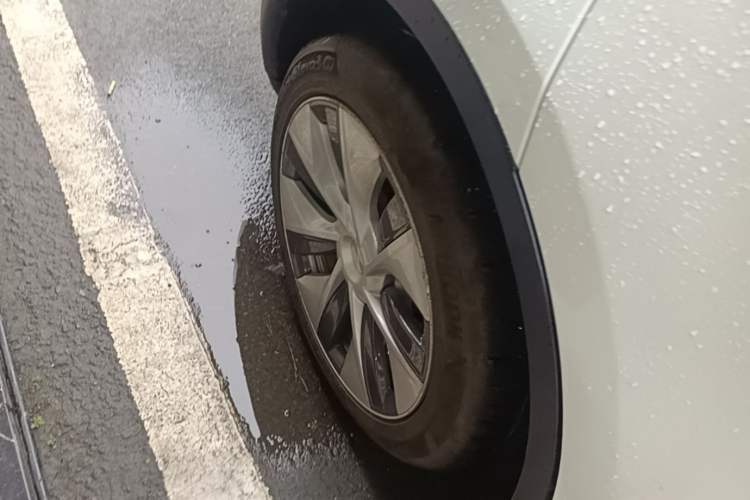 Used Tesla Model Y 2021 Long-Range All-Wheel-Drive Version Right Rear Wheel Hub