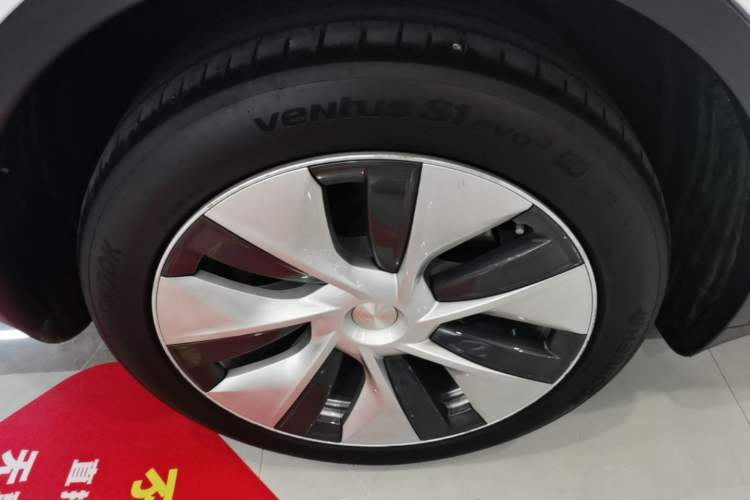 Used Tesla Model Y 2021 Long-Range All-Wheel-Drive Version 3D7 Right Rear Wheel Hub