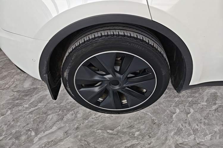 Used Tesla Model Y 2021 Long-Range All-Wheel-Drive Version 3D7 Right Rear Wheel Hub