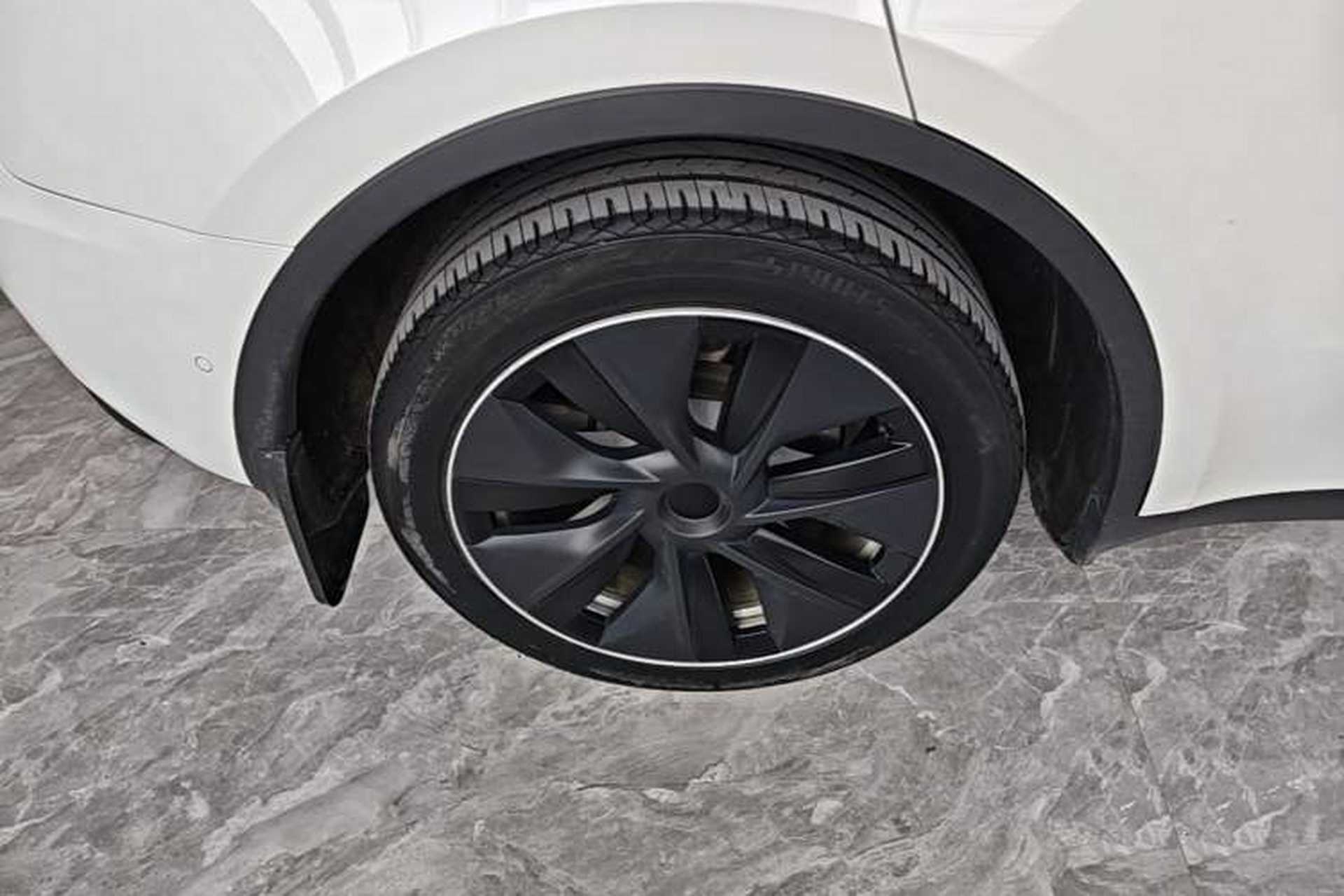 Used Tesla Model Y 2021 Long-Range All-Wheel-Drive Version 3D7 Right Rear Wheel Hub