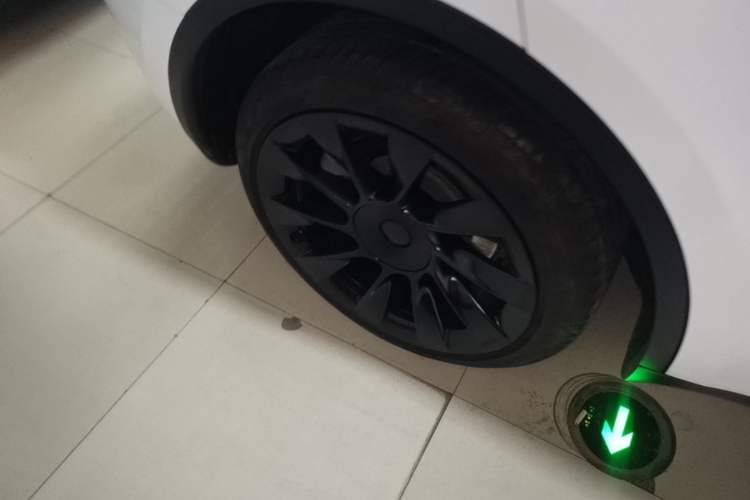 Used Tesla Model Y 2021 Long-Range All-Wheel-Drive Version Right Rear Wheel Hub