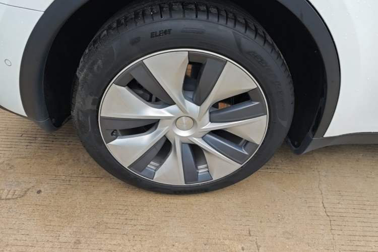Used Tesla Model Y 2021 Standard Range Rear-Wheel Drive Version Right Rear Wheel Hub