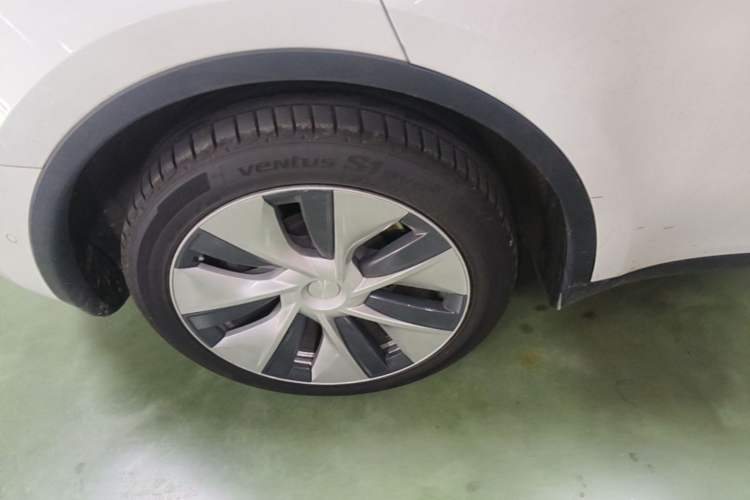 Used Tesla Model Y 2021 Long-Range All-Wheel-Drive Version 3D7 Right Rear Wheel Hub