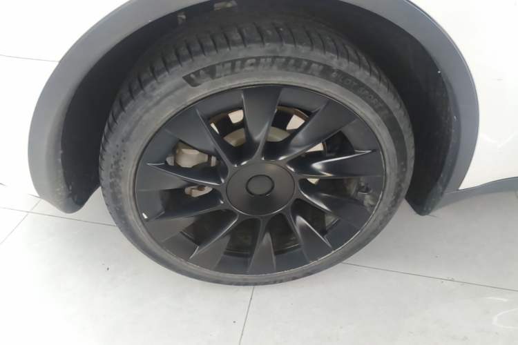 Used Tesla Model Y 2021 Long-Range All-Wheel-Drive Version 3D7 Right Rear Wheel Hub