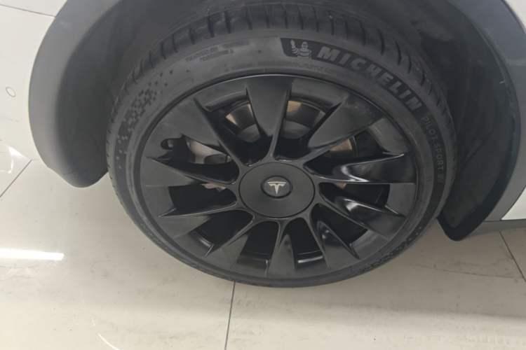 Used Tesla Model Y 2021 Long-Range All-Wheel-Drive Version Right Rear Wheel Hub