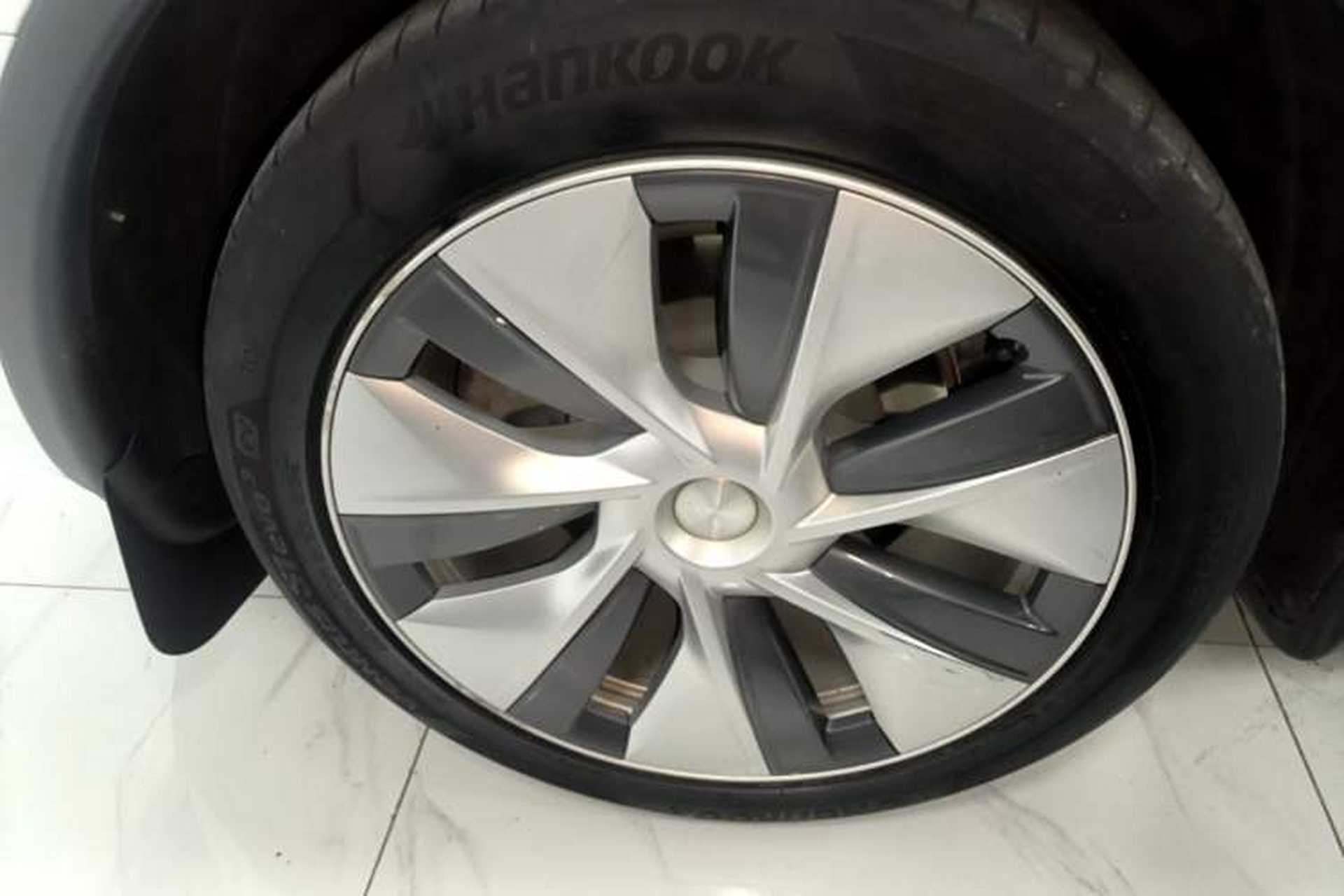 Used Tesla Model Y 2021 Standard Range Rear-Wheel Drive Version Right Rear Wheel Hub