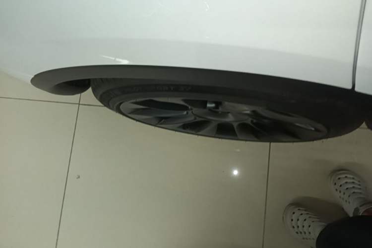 Used Tesla Model Y 2021 Long-Range All-Wheel-Drive Version 3D7 Right Rear Wheel Hub