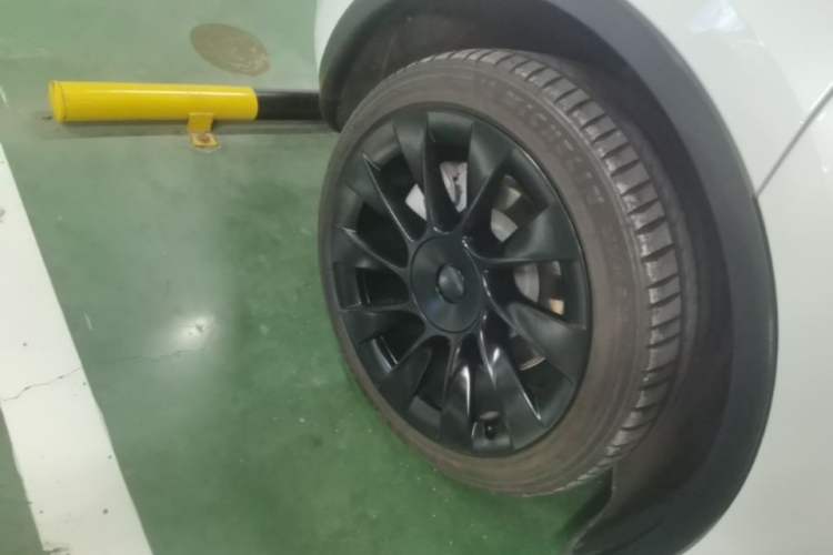 Used Tesla Model Y 2021 Long-Range All-Wheel-Drive Version Right Rear Wheel Hub
