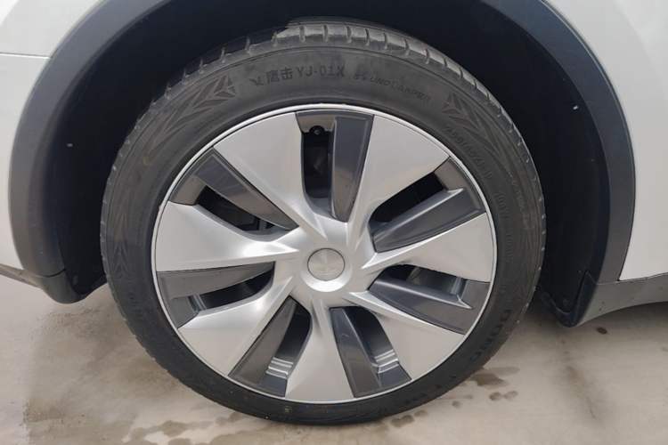 Used Tesla Model Y 2021 Standard Range Rear-Wheel Drive Version Right Rear Wheel Hub