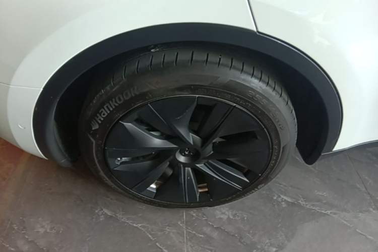 Used Tesla Model Y 2021 Standard Range Rear-Wheel Drive Version Right Rear Wheel Hub