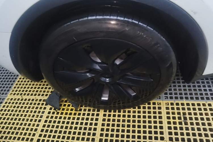 Used Tesla Model Y 2021 Long-Range All-Wheel-Drive Version 3D7 Right Rear Wheel Hub