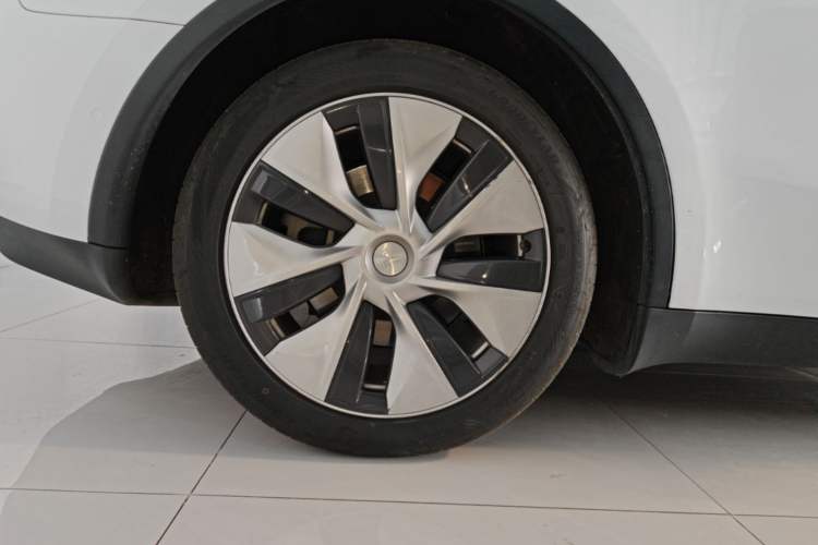 Used Tesla Model Y 2021 Long-Range All-Wheel-Drive Version Right Rear Wheel Hub