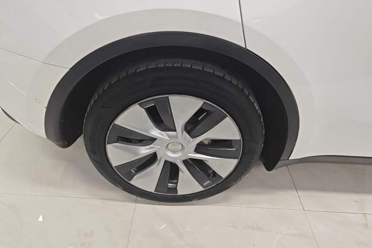 Used Tesla Model Y 2021 Standard Range Rear-Wheel Drive Version Right Rear Wheel Hub