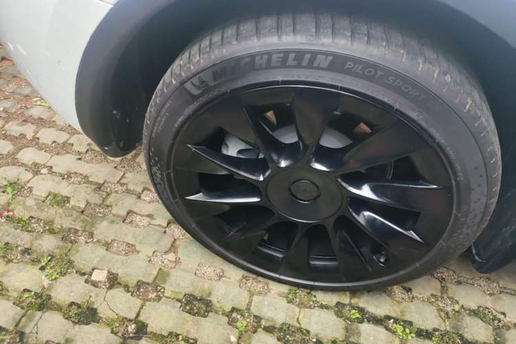 Used Tesla Model Y 2021 Long-Range All-Wheel-Drive Version 3D7 Right Rear Wheel Hub