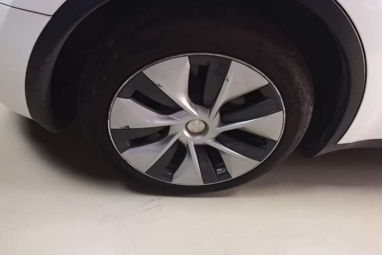 Used Tesla Model Y 2021 Standard Range Rear-Wheel Drive Version Right Rear Wheel Hub