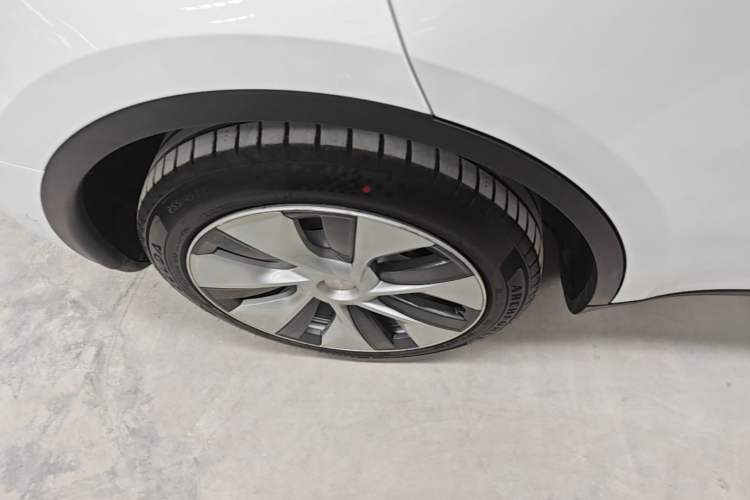 Used Tesla Model Y 2021 Standard Range Rear-Wheel Drive Version Right Rear Wheel Hub