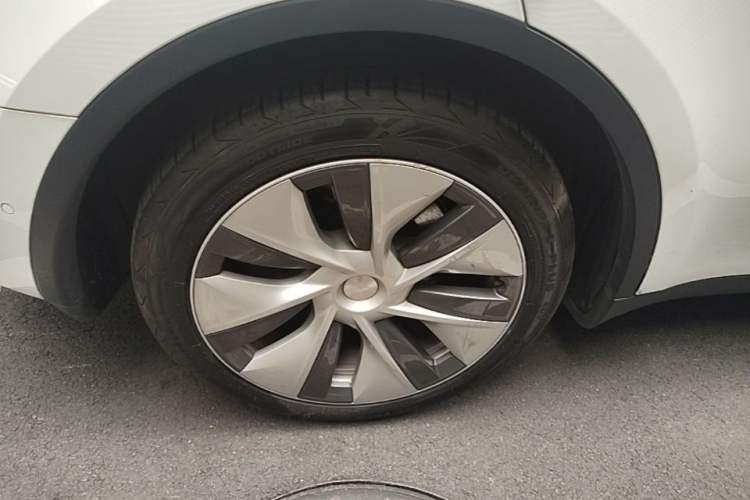 Used Tesla Model Y 2021 Standard Range Rear-Wheel Drive Version Right Rear Wheel Hub