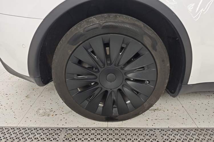 Used Tesla Model Y 2021 Standard Range Rear-Wheel Drive Version Right Rear Wheel Hub